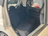 後部座席です。後席も大人の方でもゆったり乗れるスペースを確保♪足元も深くシートのクッションも柔らかくロングドライブの疲労を軽減してくれます♪