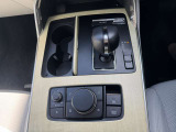 8速オートマチックトランスミッション 電動パーキングブレーキ (オートホールド機能付) 運転姿勢を崩さずモニター画面を操作出来るコマンダーコントロール装備