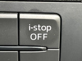 【アイドリングストップ】赤信号や渋滞で停車した際にエンジンを停止し、無駄な燃料の消費を抑えます。燃費向上や環境保護につなげる機能♪エンジンはブレーキを離せば再始動します。
