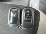 スマートキー付。キーを取り出さなくてもドアロックの施錠・開錠、エンジンの始動が出来ます。雨の日や荷物の多い日にとても便利ですね。