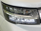 【LEDヘッドライト】悪天候や夜間走行時も良好な視界を確保し安心して運転できる高輝度LEDヘッドライトを装備!点灯速度が早く、消費電力も抑えられています。