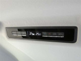 後席用にもオートエアコンの吹き出し口があり快適です。どの席に座っても快適なドライブが楽しめます♪