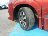 純正16インチアルミホイール装着です。。