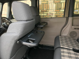 格納式シートバックテーブル付きです。休憩時のちょっとした小物置きとして便利です。