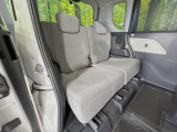後部座席も気になるようなキズ・汚れやへたり等、大きなダメージはなく、良好な状態です。