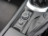 マツダコネクトを操作するコマンダーコントロールです。運転中に自然と手の触れる位置に配置されています。