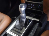 操作が楽なフロアシフトです、レバー式パーキングブレーキで足元インパネ周りもすっきりしています。