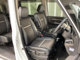 乗降がしやすい運転席。高さが調節できて小柄な方でも運転しやすいポジションをとることができます。