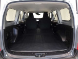 セカンドシートを倒した状態です。荷室スペースが広がります。