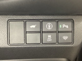 Hondaセンシング用の、VSA(ABS+TCS+横滑り抑制)解除と路外逸脱抑制機能のオンオフスイッチなどはハンドルの右側に装備しています。