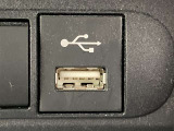 こちらのクルマはUSB接続コネクタも装備されています♪スマホの充電などにお使い下さい。ご旅行中での充電切れも、これなら心配いりませんね!