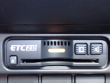 ■【ETC車載器】が装備されています。セットアップをしてお渡しとなり、ETCカードを差し込むだけで高速道路の利用が可能です。
