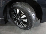 タイヤは ブリヂストン   2022年製がついています。そして足元を精悍に引き締めるホンダ純正15インチアルミホイール、おしゃれは足元から、カッコイイですね!
