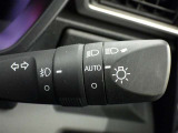 【オートライト】車外の明るさに応じて、自動的にライトの点灯・消灯をしてくれます。