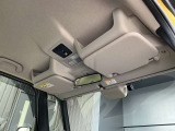 サンシェード内蔵大型ルーフコンソール付き。