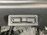 ハンドルの真下にETCがついています。高速道路の料金所の通過も楽々です。 カードの取り出しもしやすい場所についています。