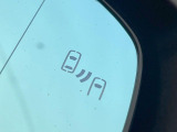 【ブラインドスポットモニター】走行中、ドアミラーの死角になりやすい箇所に後続車が接近するとサイドミラーのレンズに警告を表示!ドライバーに注意喚起をしてくれます。