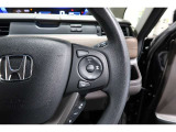Hondaセンシングの機能のひとつ、アダプティブクルーズコントロール付!アクセルから足を離しても設定したスピードと前車との車間を保ち走行してくれます!車線維持もアシスト☆高速道路で疲労軽減ですね☆