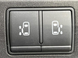 【両側パワースライドドア】スマートキーや運転席のスイッチで後席両側スライドドアの開閉が可能♪電動だから力を入れてドアを開ける必要が無く、小さなお子様でも簡単に開け閉めでき快適です♪