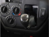 【シフトレバー】シフトもとても操作しやすいデザインになっております。運転する人の事を第一に考えた操作性の高い仕様です。