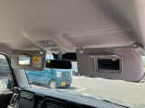 運転席と助手席にはミラー付きサンバイザーを装備☆