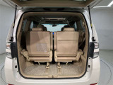 【ラゲッジスペース】長さのある荷物を積む際にも後部座席を倒したりするなどアレンジが可能なので非常に便利です♪