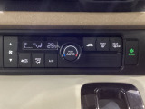 セレクトレバーの左上にオートエアコンがついてますので、簡単操作で快適に過ごせます。リア熱線のスイッチの中に、雪道に対応したサイドミラーヒーターも入っています。