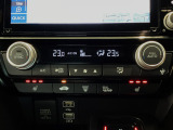 オートエアコンは左右席で独立温度コントロールが可能です。運転席はキンキンに冷やして助手席はマイルドにと言った設定が可能です☆暑さ寒さでケンカすることもなくなりますね♪