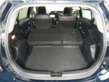 大きな開口幅で荷物を出し入れしやすいのが魅力のラゲージスペースです!リヤシートのシートバックの工夫で、更に積載容量が広くなり、よりたくさんの荷物の収納・長尺の荷物の収納が可能になります♪