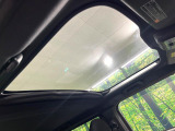 【ガラスルーフ】ガラスルーフ搭載で車内の解放感が一気にアップ!開放的なドライブをお楽しみいただけます。