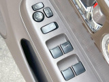 【電動格納ミラー】サイドミラーは電動格納式となっており、狭い駐車場でもキズがつくリスクを抑えられます。
