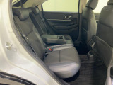【足もと広々】リアシートの足元広々!ゆったり空間で楽チンです。 ロングドライブも快適です。