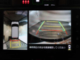 パノラミックビューモニター付きです。車両を上から見たような映像をモニター画面に表示。運転席からの目視では見にくい、車両周辺の状況をリアルタイムでしっかり確認できます。