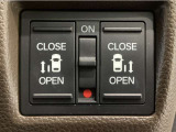 【両側パワースライドドア】両側がパワースライドドアになっており、運転席のスイッチやスマートキーでも開閉が可能です!開口部も広いので乗り降りも楽々♪