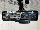 【インテリジェント ルームミラー】車両後方のカメラ映像をミラー面に映し出すので、車内の状況や、天候などに影響されずいつでもクリアな後方視界が得られます!