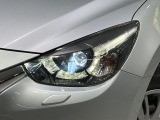 【LEDヘッドライト】悪天候や夜間走行時も良好な視界を確保し安心して運転できる高輝度LEDヘッドライトを装備!点灯速度が早く、消費電力も抑えられています。