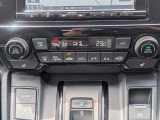 運転席と助手席それぞれで温度調整可能。快適性を高めるデュアルエアコンです。