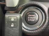 【キーレススタートシステム】カバンやポケットに入れたままでもドアの施錠・解錠が可能なスマートキーを装備。エンジンのオン・オフ時もカギを取り出す必要が無いからとっても便利です♪