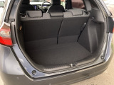 後席使用時でも広めの荷室を確保しており、普段使いにちょうど良い積載スペースです。