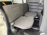後部座席も気になるようなキズ・汚れやへたり等、大きなダメージはなく、良好な状態です。