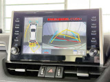 【バックガイドモニター】車両後方の映像をナビ画面に表示し、駐車などの後退操作をサポートします。