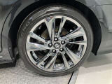 スポーティな印象を与える純正ホイールです。どこまでも走っていきたくなるようなデザインですね♪