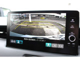 安心便利なバックモニター付き♪さらに、後方映像と一緒に自車を上空から見下ろしたような視界をナビ画面上に映し出すことで死角を減らします。