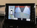 【パノラミックビューモニター】映像で、見づらい車両周辺の確認をアシスト。クルマを真上から見ているような映像を表示。 運転席から確認しにくい車両周囲の状況を把握。