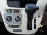 シフトとエアコンです。ダイヤル式のマニュアルエアコンになります。シンプルで使いやすい!