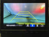 バックでの車庫入れも安心です! リアカメラが付いているバックモニター付のナビを装備しております。操作線もついており距離感も画面から確認できます。