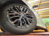【純正19インチアルミホイール】外観にマッチした純正アルミホイールを装着しております。各種社外アルミホイールや、スタッドレスタイヤも取扱いしております。是非ご相談ください♪
