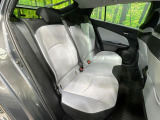 後部座席も気になるようなキズ・汚れやへたり等、大きなダメージはなく、良好な状態です。