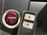 【Hondaスマートキー】カバンやポケットに入れたままでもドアの施錠・解錠が可能なスマートキーを装備。エンジンのオン・オフ時もカギを取り出す必要が無いからとっても便利です♪