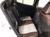 【後部座席】も当然、綺麗・清潔に仕上げております。内装の綺麗なお車は気持ちが良いですし、コンディションのいい車が多いです。これもオススメの1台です。